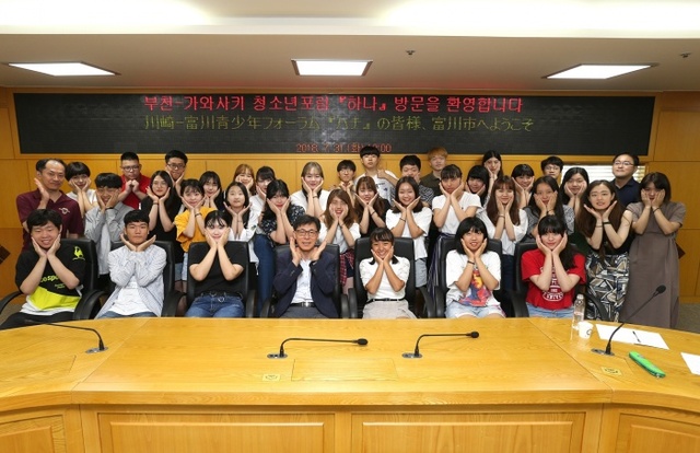 ▲ 1-1.김용익+행정국장과+‘하나’+청소년들이+기념촬영을+하고+있다.