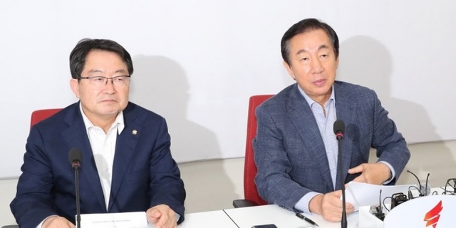 ▲ 자유한국당 김성태 원내대표(오른쪽)가 1일 오후 국회에서 기무사 문건과 관련한 기자회견을 열고 발언하고 있다. 왼쪽은  국방위 간사인 백승주 의원. (연합뉴스)