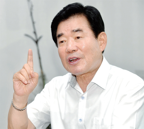 ▲ 김진표 더불어민주당 당대표 후보가 1일 본보와의 인터뷰에서 우리나라 경제 활성화 방안과 문재인 정부와의 국정운영 협력 등에 관해 의견을 밝히고 있다. 전형민기자