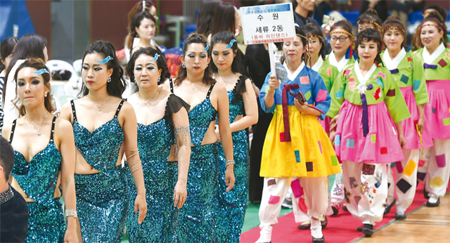 ‘제4회 수원시장배 전국 실버댄스 경연대회’가 열린 7일 수원시보훈공단 보훈재활체육센터에서 다양한 복장을 한 참가자들이 입장하고 있다.