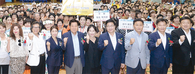 ‘제4회 수원시장배 전국 실버댄스 경연대회’가 열린 7일 수원시보훈공단 보훈재활체육센터에서 염태영 수원시장, 김영진 국회의원, 신항철 경기일보 대표이사 사장 등 내빈들과 참가자들이 기념촬영을 하고 있다.