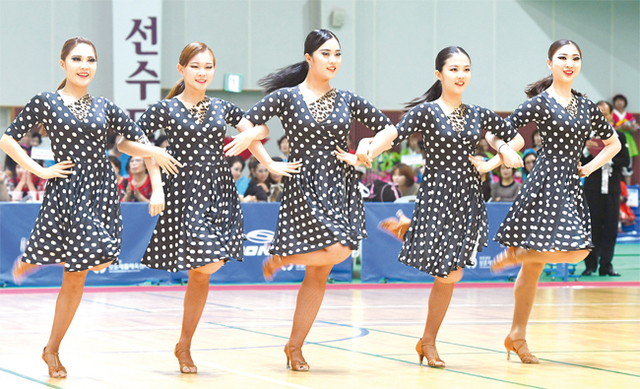 수원시보훈공단 보훈재활체육센터에서 성신여대 모나댄스아트 공연팀이 멋진 무대를 선보이고 있다.