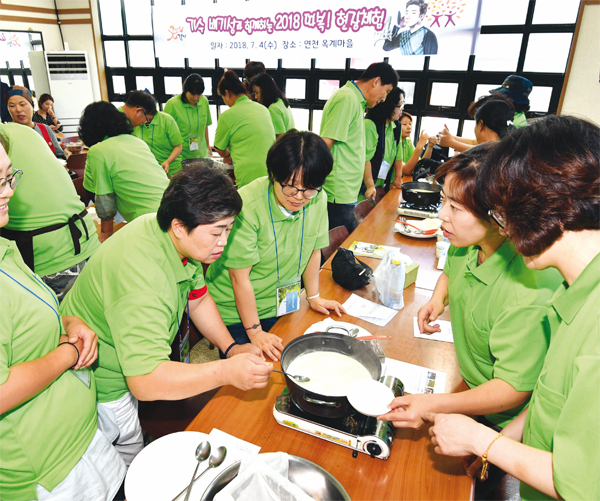 체험단이 직접 두부를 만들고 있다.