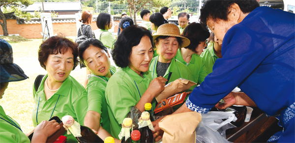 옥계마을 관계자가 특산품에 대해 설명하고 있다.