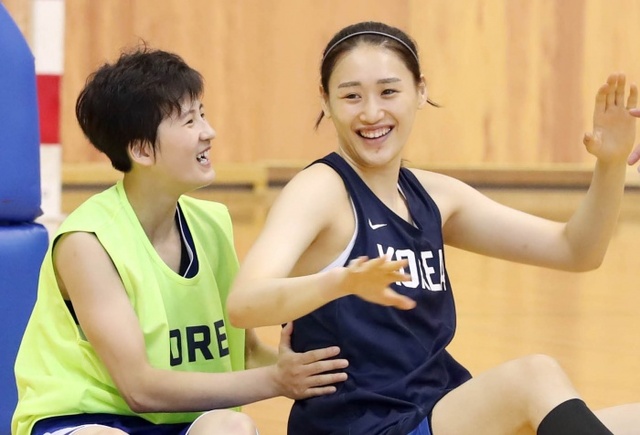 ▲ 2일 오전 충청북도 진천군 진천선수촌에서 열린 2018 자카르타ㆍ팔렘방 아시안게임 여자농구 남북 단일팀 미디어데이 행사에서 북측 김혜연(왼쪽)과 남측 강이슬이 훈련 도중 몸싸움하다 넘어지자 웃고 있다.연합뉴스