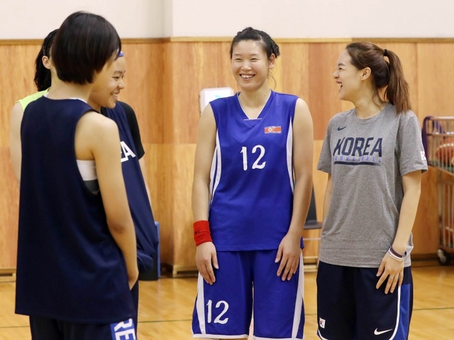 ▲ 2일 오전 충청북도 진천군 진천선수촌에서 열린 2018 자카르타ㆍ팔렘방 아시안게임 여자농구 남북 단일팀 미디어데이 행사에서 북측 로숙영(12)이 남측 선수들과 대화하고 있다.연합뉴스