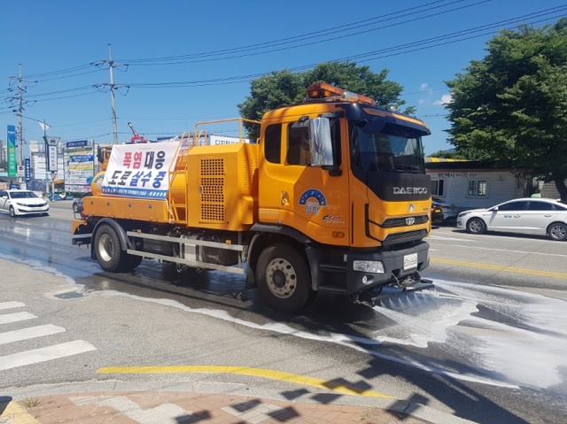 ▲ 2. 폭염특보 대응 양평군 도로살수차 운행실시