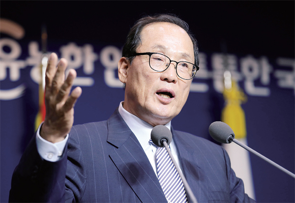 ▲ 장영달 국방부 기무사 개혁위원장이 2일 오후 기무사개혁위원회 전체회의를 마치고 서울 용산구 국방부 청사에서 개혁위에서 모인 의견 등을 설명하는 기자회견을 하고 있다. 연합뉴스