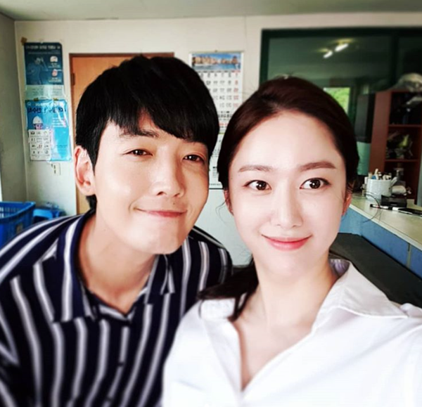 ▲ 배우 정경호(왼쪽) 전혜빈. 전혜빈 인스타그램