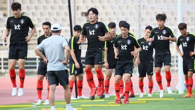 ▲ 2018 자카르타-팔렘방 아시안게임에 출전하는 23세 이하(U-23) 축구 대표팀의 김민재(왼쪽부터), 조유민, 나상호, 황인범, 장윤호 등 선수들이 3일 경기 고양종합훈련장에서 훈련하고 있다.연합뉴스