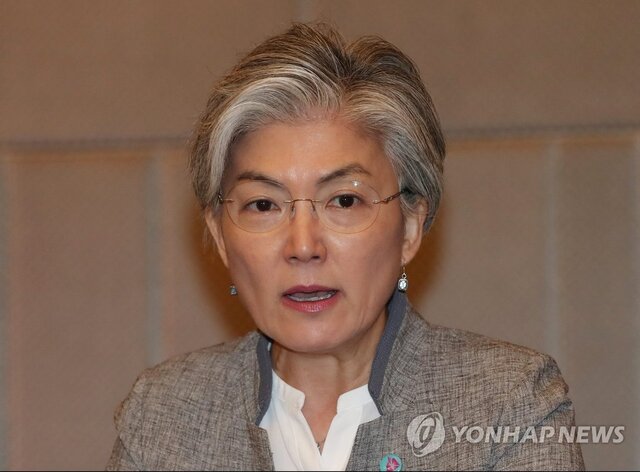 ▲ 강경화 외교부 장관이 5일 싱가포르의 한 호텔에서 아세안지역안보포럼(ARF) 등 아세안 관련 연쇄회의 결산 브리핑을 하고 있다. 연합뉴스
