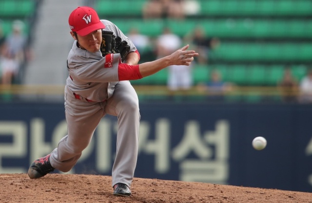 ▲ SK 선발 박종훈이 5일 오후 서울 잠실야구장에서 열린 프로야구 LG와의 경기에서 역투를 펼치고 있다.연합뉴스