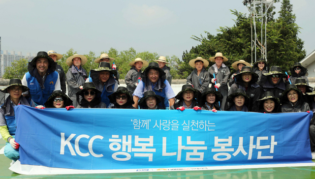 자원봉사자들이 쿨루프 조성사업 기념촬영을 하고 있다