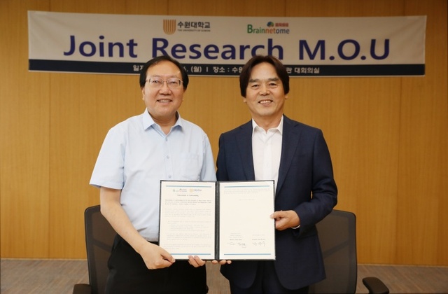 ▲ 임진옥 수원대 부총장(오른쪽)이 티안지 지앙 중국과학원 소장과 업무협약을 체결한 뒤 기념촬영을 하고 있다.수원대 제공