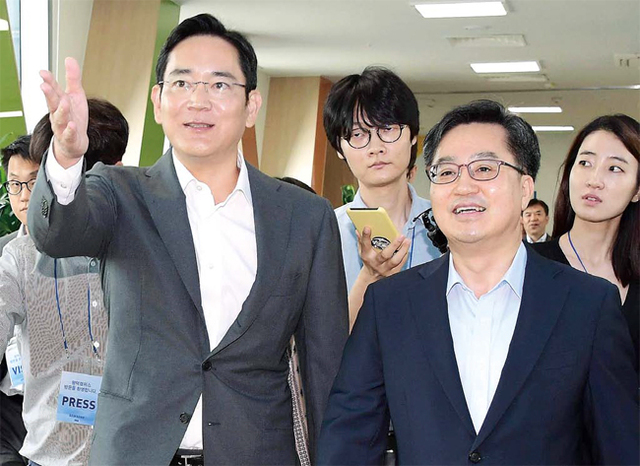 ▲ 김동연 부총리 겸 기획재정부 장관이 6일 오전 평택시 삼성전자 평택캠퍼스를 방문해 이재용 삼성전자 부회장의 안내를 받으며 입장하고 있다.  연합뉴스