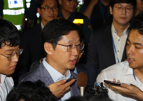 ▲ 김경수 경남지사가 7일 새벽 서울 강남구 '드루킹의 인터넷상 불법 댓글 조작 사건과 관련된 진상규명을 위한 특별검사' 사무실에서 소환조사를 마친 뒤 취재진과 인터뷰하고 있다. 연합뉴스