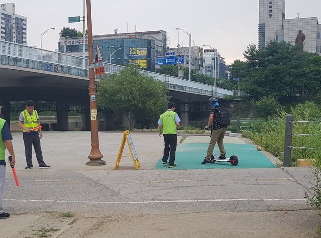 ▲ 지난 6일 운중천 합류 지점에서 분당 경찰서와 합동으로 전동 휠, 전동 킥보드 운행 단속 중