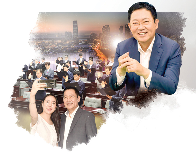  소통의 시대를 이끌고 있는 박남춘 인천시장.  제8대 인천시의회 개원식에서 의원들이 선서를 하고 있다.  권위주의 청산과 소통의 시정을 강조해온 박남춘 시장이 시민들과 격의없는 소통행보를 이어가고 있다.