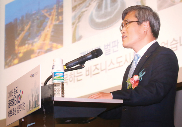 김진용 인천경제청장이 송도 바이오 프론트 계획을 제시하고 있다