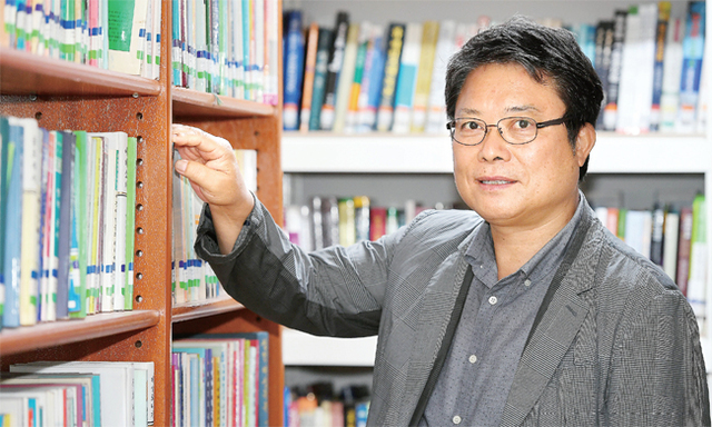 ▲ 정광진 북방문제연구원 원장이 새로운 평화의 시대를 맞아 통일로 가는 길목에서 남과 북이 다양한 방안을 모색해 주도적으로 통일의 초석을 만들어야 한다는 의견을 펼치고 있다. 전형민기자