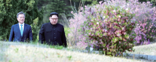 ▲ 지난 4월27일 문재인 대통령과 김정은 북한 국무위원장이 판문점에서 산책하며 대화하고 있다. 경기일보 DB