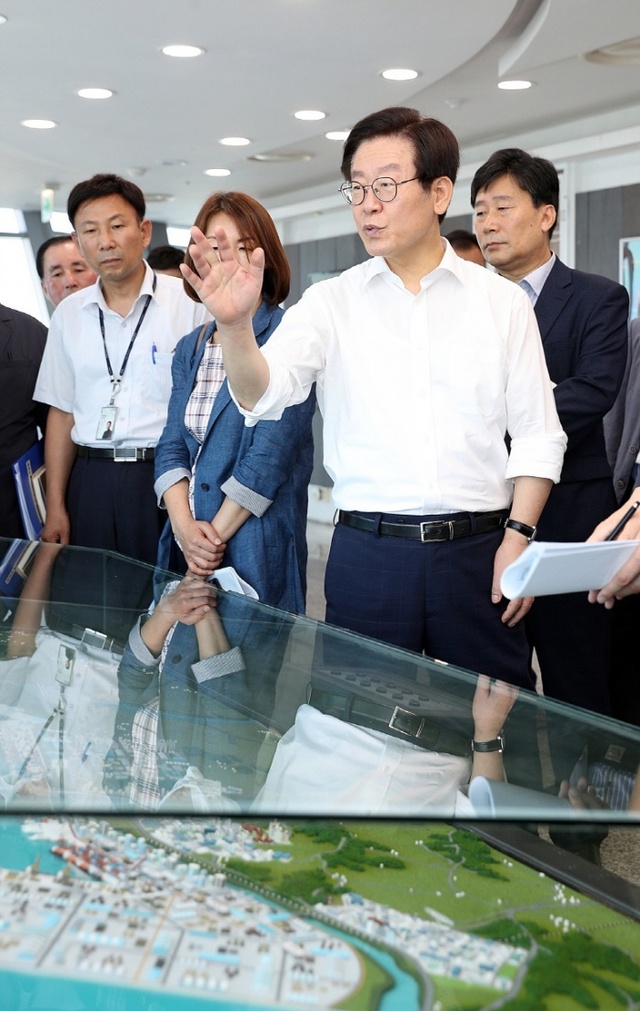 ▲ 자료사진_이재명 지사가 평택항 현황을 듣고 살펴보는 모습