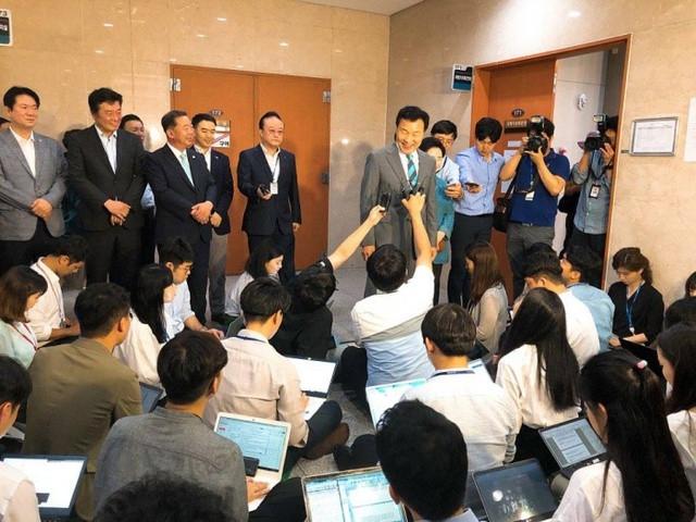 ▲ 바른미래당 손학규 전 경기도지사가 8일 당대표 선거 출마를 공식 선언하고 기자간담회를 갖고 있다.(이찬열 의원 페이스북)