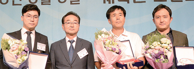 ▲ 8일 인천송도 쉐라톤그랜드 호텔에서 열린 경기일보 창간 30주년 행사에서 감사패를 받은 후 홍소산김영식 시민기자(대리수상), 이승기 변호사가 김기태 경기일보 인천본사 사장과 기념촬영을 하고 있다. 송길호기자