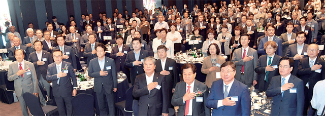 ▲ ‘경기일보 창간 30주년 기념식’에 참석한 내외빈들이 국민의례를 하고 있다.