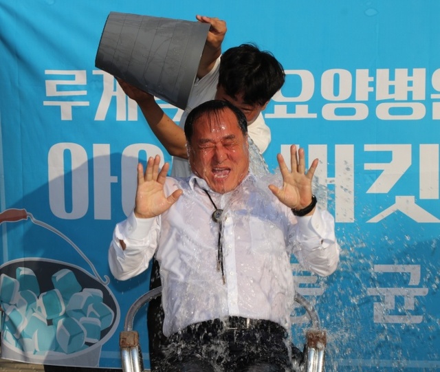 ▲ 8일 오후6시 정동균 양평군수가 루게릭 환자를 위한 아이스버킷 챌린지에 참가하고 있다.