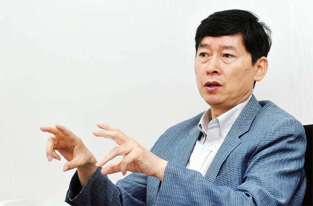 ▲ 이정훈 경기연구원 연구기획본부장이 “경기도 특성에 맞는 4차 산업혁명 모델을 구축해 새로운 시대를 선도해야 한다”고 의견을 밝히고 있다. 전형민기자