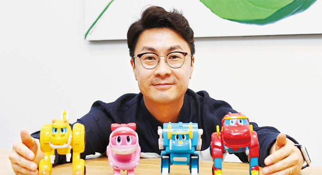 변권철 ㈜스튜디오모꼬지 대표가 자사의 애니메이션 ‘고고다이노’ 캐릭터 완구를 소개하며 사진촬영을 하고 있다. 조태형기자