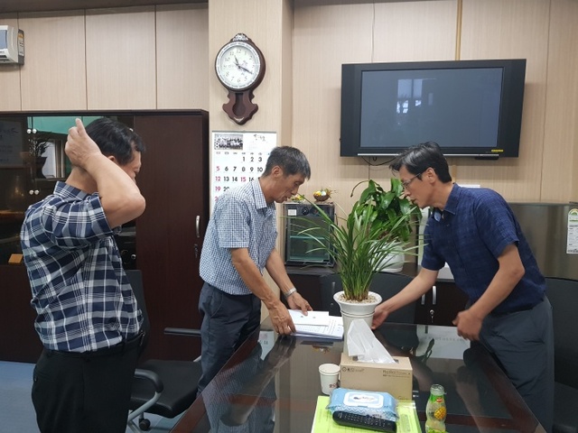 ▲ 투명중인한명구주무관(좌측)에게 공직자 모금성금을 전달하는 자치행정과장(우측)