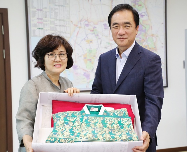 ▲ 최정숙 대표 평택호 지영희국악관에 한복 기증