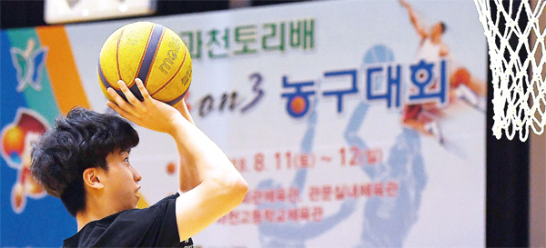 ‘제13회 과천토리배 전국3on3농구대회’가 열린 11일 과천시민회관체육관에서 참가 선수가 골대를 향해 슈팅하고 있다. 700여 명의 선수가 참가해 한여름 코트를 뜨겁게 달군 이번 대회는 과천시와 경기일보가 공동주최하고 과천시체육회와 과천시농구협회가 주관했다. 전형민·조태형기자