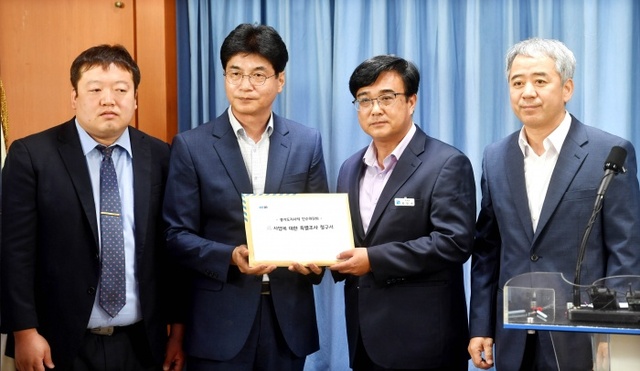 ▲ 13일 경기도청 브리핑룸에서 열린 경기도 불법행정 특별조사 요청 기자회견에서 민선 7기 경기도지사직 인수위원회 새로운경기 특별위원회 정종삼 기획단장이 최인수 경기도 감사관에게 경기도 사업에 대한 특별조사 청구서를 전달하고 있다.전형민기자