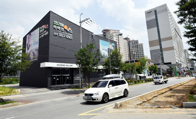 ▲ 화성시 반정동에 추진되는 ‘리버인 서해그랑블’ 지역주택조합 아파트에 토지 시행사와 업무대행사간 분쟁으로 사업이 무산될 위기에 놓여 예비조합원들이 피해가 우려되고 있다. 사진은 화성시 반월동 리버인 서해그랑블 홍보관 전경.전형민기자