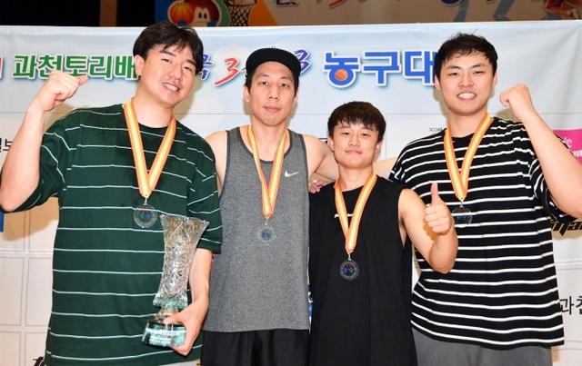 ▲ 제13회 과천토리배 전국3on3농구대회에서 대학일반부 우승을 차지한 서울 ‘허스키’ 농구팀.전형민 기자