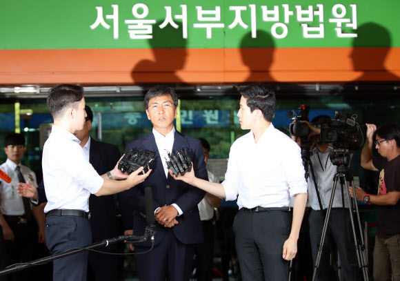 ▲ 비서에 대한 성폭력 혐의로 기소된 안희정 전 충남지사가 14일 오전 서울서부지법에서 열린 1심 선고 공판을 마치고 법원을 나서고 있다. 안 전 지사는 이날 무죄를 선고받았다. 연합뉴스