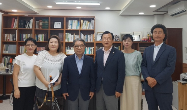 ▲ 이현재 의원은 지난 13일 이재정 경기도교육감을 만나 하남교육지원청 신설 등을 요청했다.(이현재 의원실 제공)