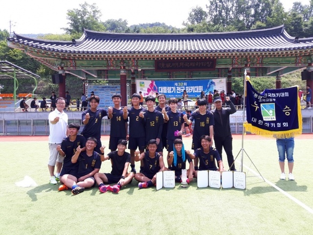 ▲ 제32회 대통령기전국하키대회 남고부에서 우승을 차지한 성남 성일고 하키팀.성일고 제공
