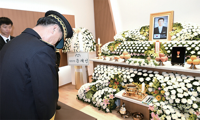 ▲ 14일 오후 김포시 한 장례식장에 마련된 구조보트 전복사고로 순직한 故 오동진 소방장 빈소를 찾은 조종묵 소방청장이 옥조근정훈장을 추서한 뒤 묵념하고 있다. 소방청 제공