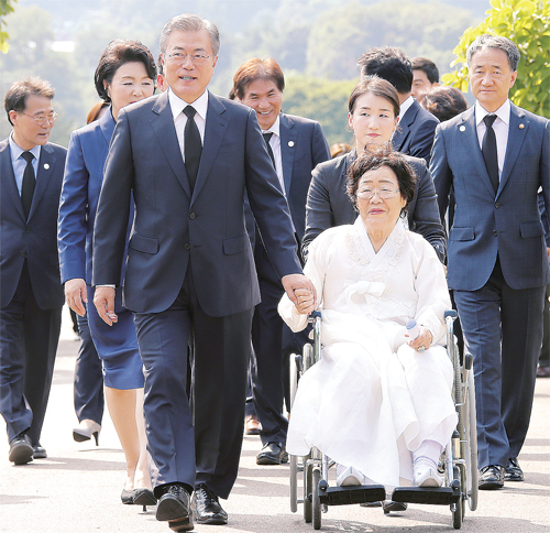 ▲ 일본군 위안부 피해 할머니 손 꼭 잡은 文 대통령 문재인 대통령과 부인 김정숙 여사가 14일 충남 천안 국립망향의 동산에서 일본군 위안부 피해 생존자 이용수 할머니의 손을 잡고 장미묘역으로 향하고 있다. 국립 망향의 동산은 해외동포들을 위한 국립묘원으로, 위안부 피해자들의 유해도 안치돼 있다. 연합뉴스