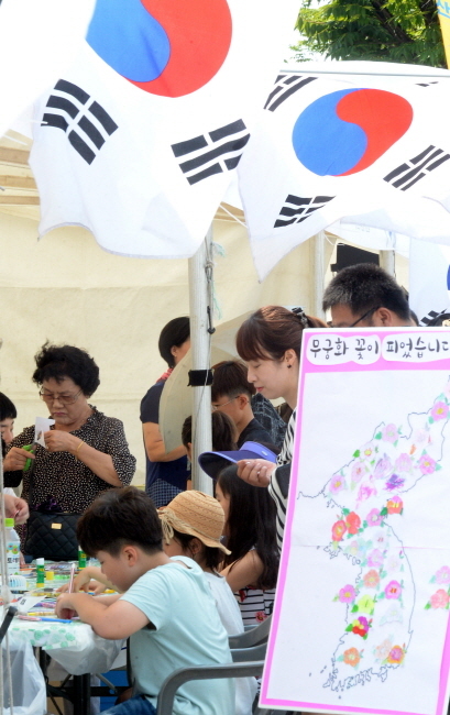 ▲ 5일 인천국학운동시민연합 주최로 인천문화예술회관 광장에서 열린 제73회 광복절 기념 부대행사를 찾은 어린이들이 엄마와 함께 무궁화 꽃 그리기 체험부스에서 무궁화 꽃을 그리고 있다. 송길호기자