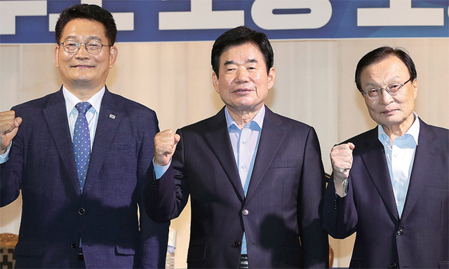 ▲ 당대표 후보들 “파이팅” 더불어민주당 송영길, 김진표, 이해찬(왼쪽부터) 당대표 후보가 15일 오후 서울 여의도 한국노총에서 열린 당 전국노동위원회 주최 당대표 후보 초청 노동정책 토론회에서 포즈를 취하고 있다. 연합뉴스