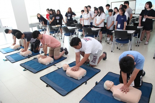 동국대학교 일산병원과 동국대학교 의과대학가 개최한 ‘제1회 메디컬캠프’에 참여한 학생들이 응급상황 시 필요한 심폐소생술을 배우고 있다. 동국대학교 일산병원 제공