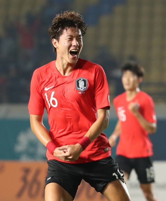 ▲ 황의조가 15일 2018 자카르타-팔렘방 아시안게임 축구 조별리그 E조 1차전 한국과 바레인의 경기에서 두 번째 골을 넣은 뒤 기뻐하고 있다.연합뉴스