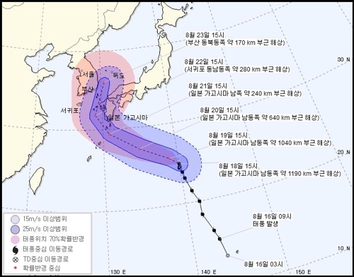 ▲ 제19호 태풍 '솔릭'이 우리나라에 직접적인 영향을 미칠 가능성이 제기됐다.18일 기상청에 따르면 이틀 전 괌 주변에서 발생한 '솔릭'은 이날 오후 3시 현재 일본 가고시마 남동쪽 약 1천190㎞ 부근 해상으로 이동한 상태다. 기상청 제공