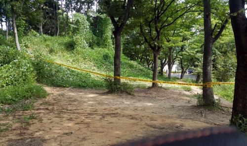 ▲ 19일 오전 9시 40분께 경기도 과천시 과천동 서울대공원 장미의언덕 주차장 인근 도로 주변 수풀에서 남성으로 추정되는 시신이 머리와 몸통 부분이 분리된 채 발견돼 경찰이 수사에 나섰다. 사진은 시신이 발견된 현장. 독자 제공=연합뉴스