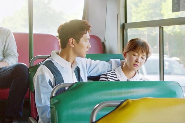 ▲ 사생결단 로맨스' 지현우가 이시영을 위해 '심쿵' 손 베개 스킬을 시전한 모습이 포착됐다. MBC